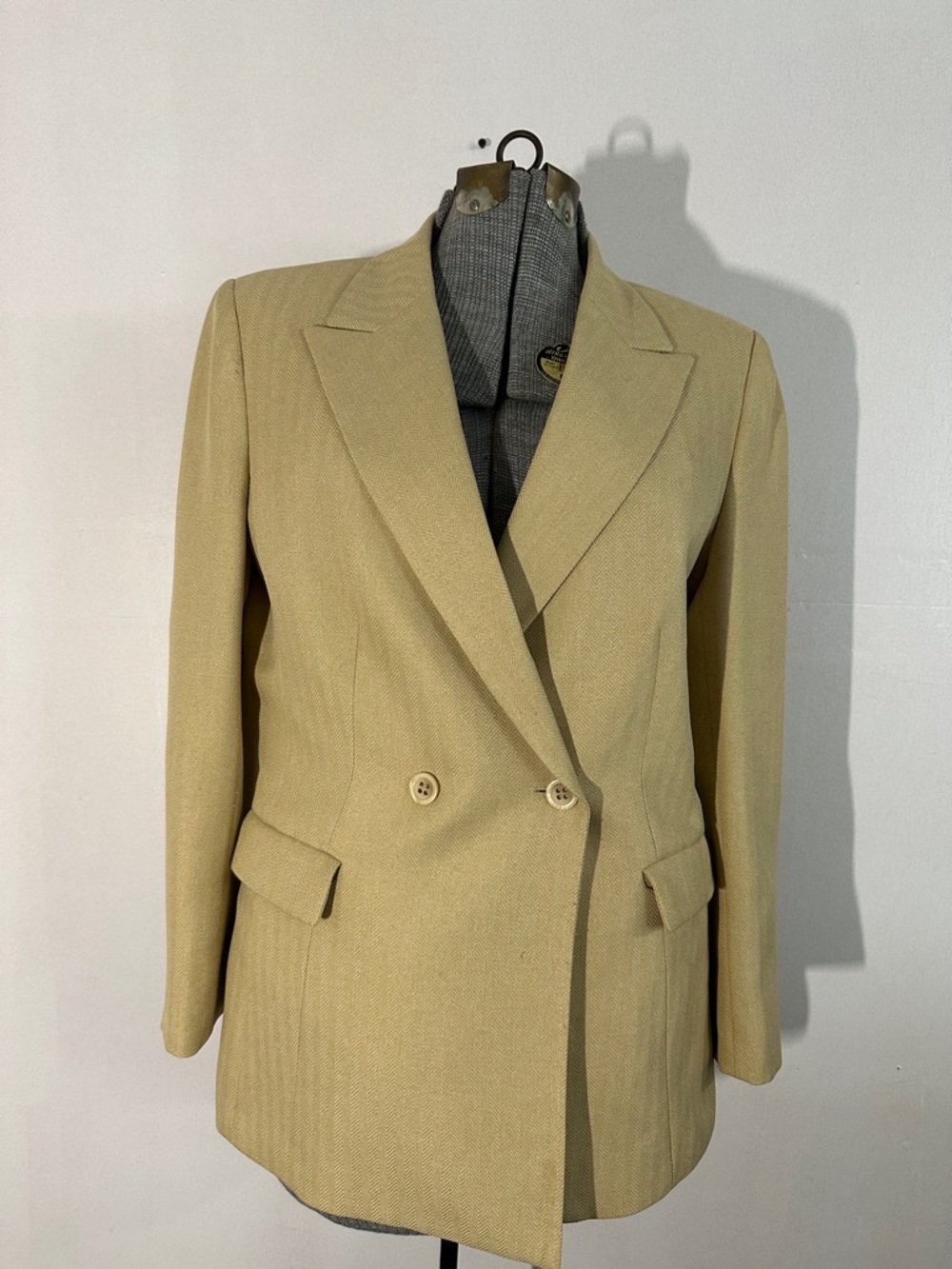 Le Suit Double-Breasted Suit Set in Light Beige - Picture 3 of 13